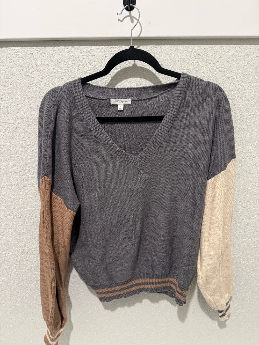 Blu Pepper V-Neck Colorblock Sweater in Gray, Tan & Cream